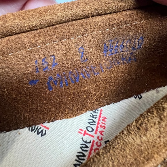 NEW Minnetonka Moccasins Women Brown Suede Beaded Thunderbird Fringe Slip On  7 - Picture 9 of 12